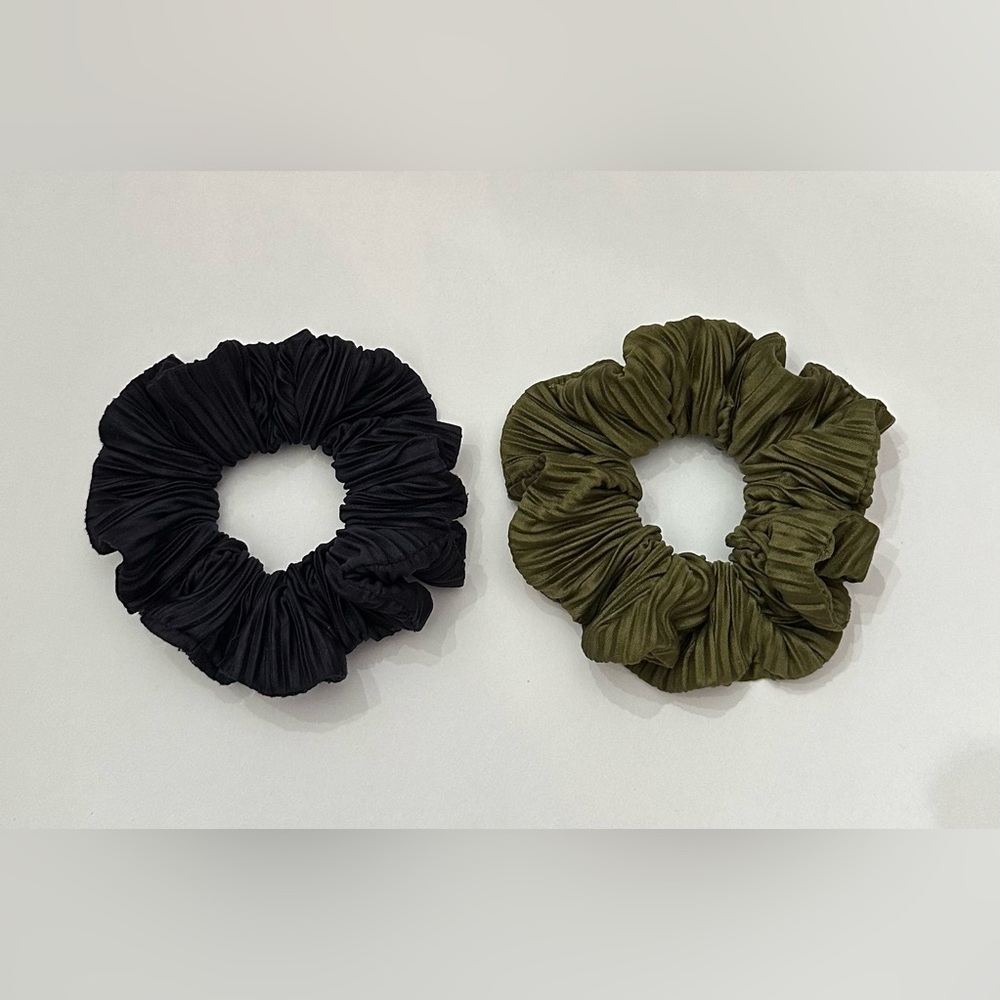 NWOT Satin Crinkle Hair Scrunchie 2-pack Green Blue One Size
